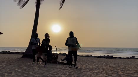 Afrikanische-Musiker-Spielen-Abends-Am-Strand-Musik