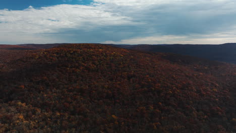 Panoramablick-Auf-Farbenfrohe,-Dichte-Herbstwälder-In-Arkansas,-USA---Luftaufnahme