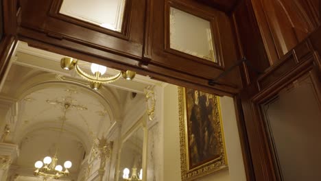 Betreten-Sie-Den-Raum-Mit-Historischen-Gemälden-In-Goldenem-Rahmen-Und-Kronleuchtern-An-Der-Decke