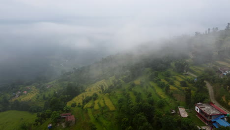 Neblige-Wolken-über-Reisterrassen-Und-Tälern-In-Nepalesischen-Dörfern