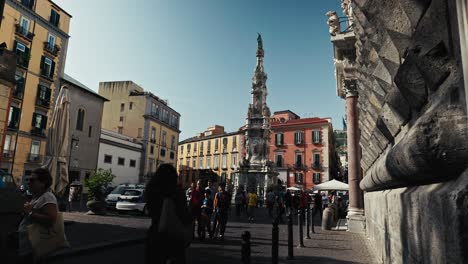 La-Piazza-Del-Gesú-De-Spaccanapoli-Con-El-Obelisco,-Nápoles,-Italia