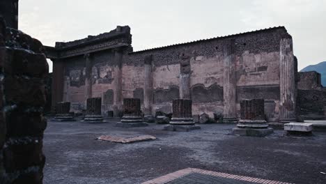 Dusk-settling-on-Pompeii's-Basilica-ruins,-Italy