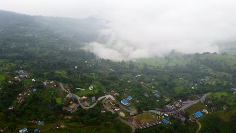 Pueblo-Remoto-En-Montañas-Tropicales-Cubiertas-De-Nubes-De-Niebla-En-Nepal,-Asia-Del-Sur