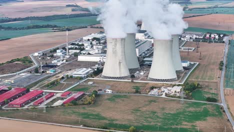 Luftaufnahme-Von-Kühltürmen-Von-Kernkraftwerken,-Die-Dampf-In-Die-Atmosphäre-Abgeben