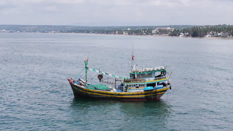 Fischerboot-Vor-Dem-Centara-Resort-In-Mui-Ne,-Vietnam,-Parallaxenaufnahme-Aus-Der-Luft