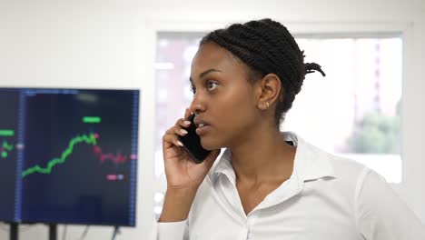 Junge-Schwarzafrikanische-Geschäftsfrau-Ruft-In-Einem-Büro-An-Und-Spricht-Am-Telefon-über-Geschäfts--Und-Finanzberatung