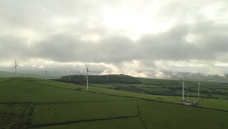 Impresionantes-Paisajes-Verdes-Del-Parque-Eólico-Aéreo-De-Wicklow,-Irlanda