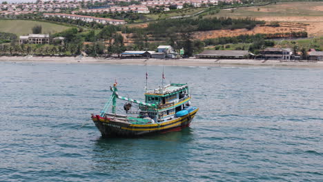 Großes-Trawler-Fischerboot,-Das-über-Der-Berühmten-Fischerküste-Von-Mui-Ne-Im-Südosten-Vietnams-Schaukelt