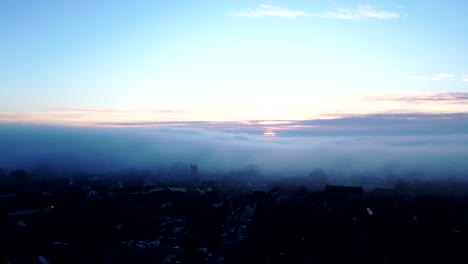 Die-Stadt-Glastonbury-Ist-Von-Tiefem-Nebel-Bedeckt