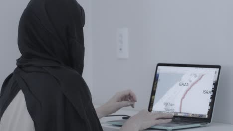 Mujer-Refugiada-Haciendo-Una-Búsqueda-Informática-En-Internet-Para-Obtener-Información-Sobre-Gaza-E-Israel