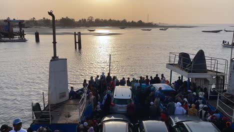 Zeitraffer-Von-Passagieren,-Die-An-Einem-Heißen-Sommerabend-Mit-Der-Fähre-Den-Fluss-Von-Banjul-Nach-Barra-überqueren