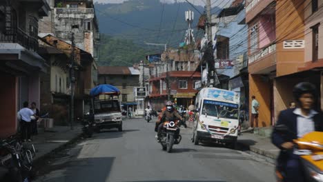 POV-De-Una-Persona-Caminando-Por-La-Calle-Con-Motociclistas-En-Pokhara,-Nepal