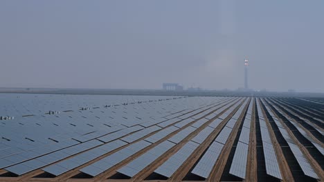 La-Planta-De-CSP-Más-Grande-Del-Mundo,-Con-La-Torre-De-Energía-Solar-Más-Alta-En-Dubai,-Emiratos-Árabes-Unidos.