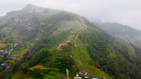 Ländliche-Landschaft-Mit-Reisterrassen-Im-Nepalesischen-Bergdorf-Während-Eines-Nebligen-Morgens