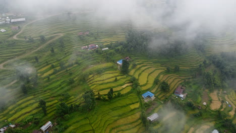 Dunstige-Wolken-über-Reisterrassen-Im-Bergdorf-Nepal,-Südasien