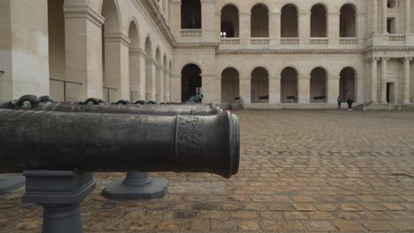 Verzierte-Kanonen-Aus-Den-Napoleonischen-Kriegen-Im-Innenhof-Des-Museums-Les-Invalides