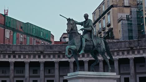 Königliche-Statue-Karls-III.-Zu-Pferd-Auf-Der-Piazza-Del-Plebiscito,-Neapel