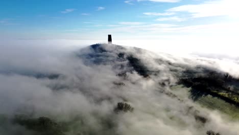 Niebla-Rodando-Sobre-Glastonbury-Tor,-Somerset,-Inglaterra