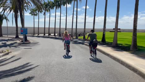 Una-Pareja-En-Bicicleta-Isla-Gran-Canaria-En-La-Isla-De-Gran-Canaria
