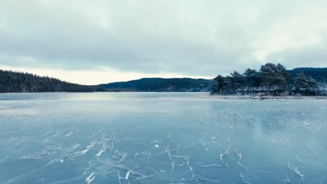 Flug-über-Den-Eisigen-See---Zugefrorener-Omundvatnet-See-Im-Winter-In-Indre-Fosen,-Tröndelag,-Norwegen