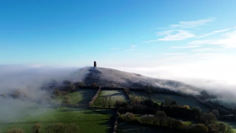Glastonbury-Tor-Mit-Nebel-Bedeckt