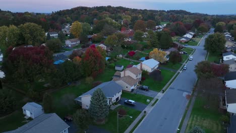 Herbstbäume-Und-Häuser-Im-Amerikanischen-Viertel-In-Der-Abenddämmerung