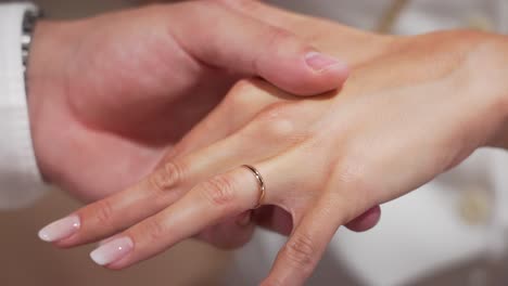Mann-Engagiert-Frau-Paar-Ziele-Detailaufnahme-Von-Händen-Und-Ringen-Hochzeit