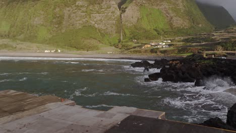 Fotograf-In-Gelber-Jacke-In-Der-Nähe-Rauer-See-Auf-Der-Azoreninsel,-Luftaufnahmen