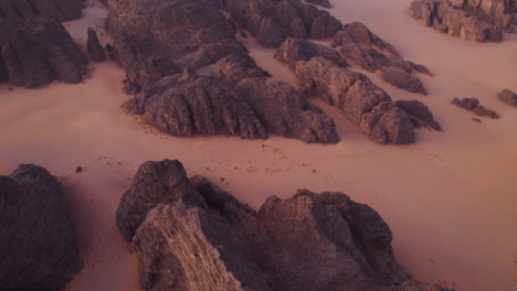 Sandsteinfelsen-Auf-Der-Wüstenlandschaft-Des-Nationalparks-Tassili-N&#39;ajjer-Bei-Sonnenaufgang-In-Algerien