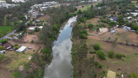 Bewölkter-Himmel-Spiegelt-Sich-Im-Wasser-Des-Logan-River-In-Queensland,-Australien