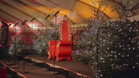 Navidad-En-El-Escenario-Del-Castillo-Con-árboles-De-Navidad-Y-Silla-Roja-En-Dublín,-Irlanda