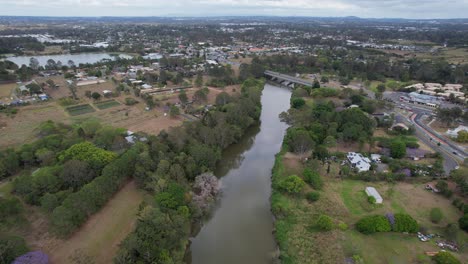 Puente-Larry-Storey-Que-Cruza-El-Río-Logan-Con-Vistas-A-La-Laguna-Tygum-Y-Al-Parque-En-Waterford,-Queensland,-Australia