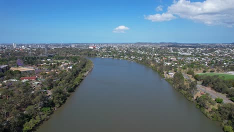 Riverside-Suburbs-Of-St-Lucia-And-Yeronga-Along-Brisbane-River-In-Queensland,-Australia