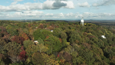 Ein-Blick-Auf-Einen-Wassertankturm-über-Dem-Herbstwald-In-Der-Nähe-Von-Fayetteville,-Mount-Sequoyah,-Arkansas,-USA