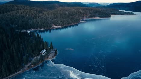 Luftaufnahme-Des-Omundvatnet-Sees,-Umgeben-Von-Den-Bergen-Im-Winter-In-Indre-Fosen,-Tröndelag,-Norwegen