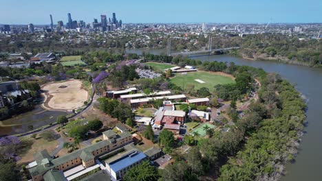 Spielfelder-Der-University-Of-Queensland-Am-Ufer-Des-Brisbane-River-In-Der-Nähe-Der-Eleanor-Schonell-Brücke