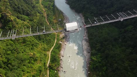 Luftaufnahme-Der-Plattform-Des-Kushma-Bungee-Sprungs-Auf-Der-Hängebrücke-über-Den-Kali-Gandaki-Fluss-In-Nepal