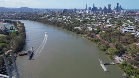Ferry-Boat-Sailing-Away-From-Terminal-Near-Green-Bridge-On-Brisbane-River-In-Queensland,-Australia