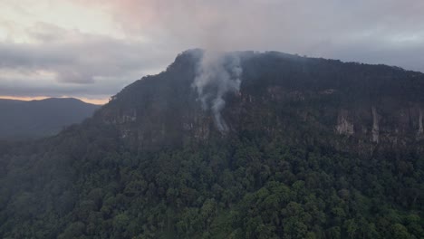 Incendio-De-Arbustos-Contaminando-El-Aire-Al-Atardecer-Cerca-Del-Valle-De-Currumbin-En-Queensland,-Australia