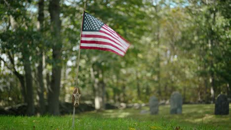 Honre-El-Pasado-Con-Este-Video-Patriótico-Que-Muestra-Una-Bandera-Estadounidense-Ondeando-Suavemente-En-Un-Antiguo-Cementerio-Del-Siglo-XIX.