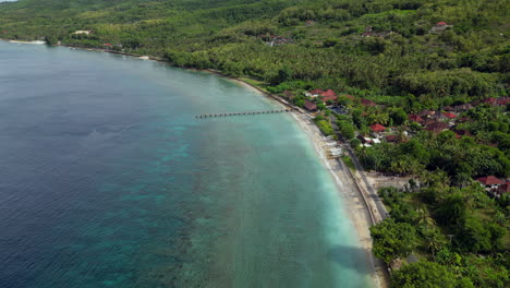 Lento-Descenso-Sobre-El-Muelle-Del-Resort-En-Nusa-Penida-Bali-Indonesia