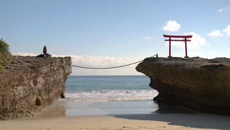 Wunderschöne-Landschaft-Am-Berühmten-Shirahama-Strand-In-Japan-Mit-Felsen-Und-Traditionellem-Torii-Tor