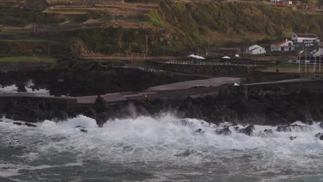Große-Wellen-Krachen-Bei-Sonnenuntergang-Gegen-Die-Felsige-Küste-Der-Azoreninsel