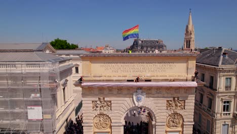 Bandera-Del-Orgullo-Sobre-El-Arco-De-Montpellier,-Francia.