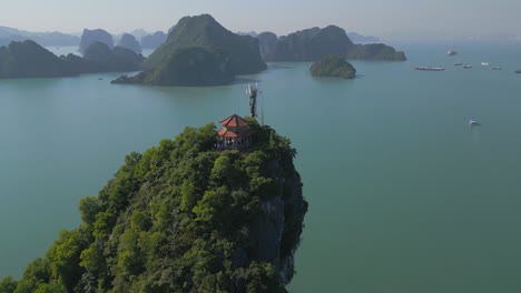 Ha-Long-Bay-4K-Drohne-Mit-Malerischer-Aussicht-Auf-Extreme-Wellen,-Die-Auf-Der-Schroffen-Klippe-In-Vietnam-Plätschern