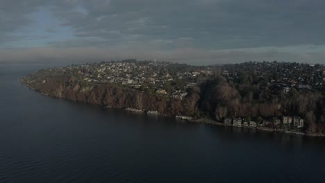 Aerial-Pan-Beach-Und-Klippen-In-Magnolia-Seattle