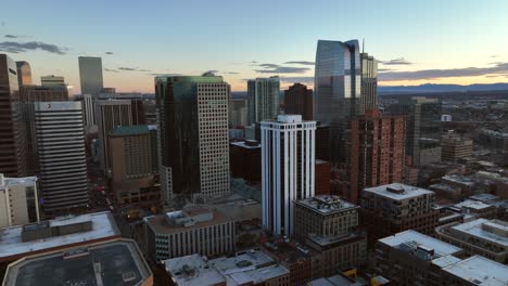 Ruhige-Drohne,-Die-Bei-Sonnenuntergang-An-Einem-Wintertag-über-Wolkenkratzer-Und-Gebäude-In-Der-Innenstadt-Von-Denver-Fliegt