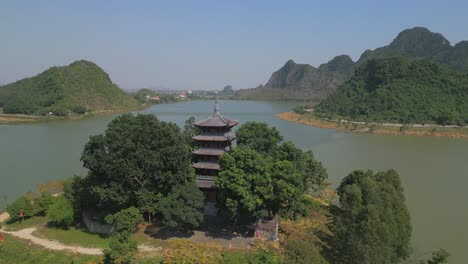 Drone-En-El-Templo,-Ninh-Binh-Vietnam,-4k,-Asia