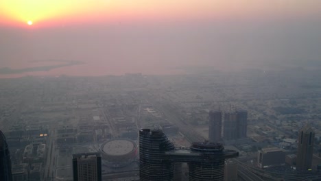 La-Dirección-Vista-Del-Cielo-Torres-Emaar-En-Dubai-Vista-Al-Atardecer-Desde-La-Plataforma-De-Observación-Al-Aire-Libre-Superior-En-Burj-Khalifa