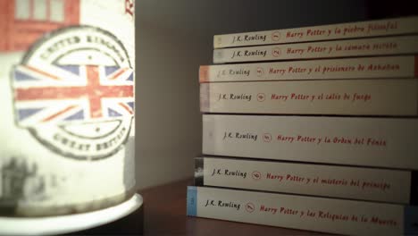 Libros-De-Harry-Potter-En-La-Mesita-De-Noche.